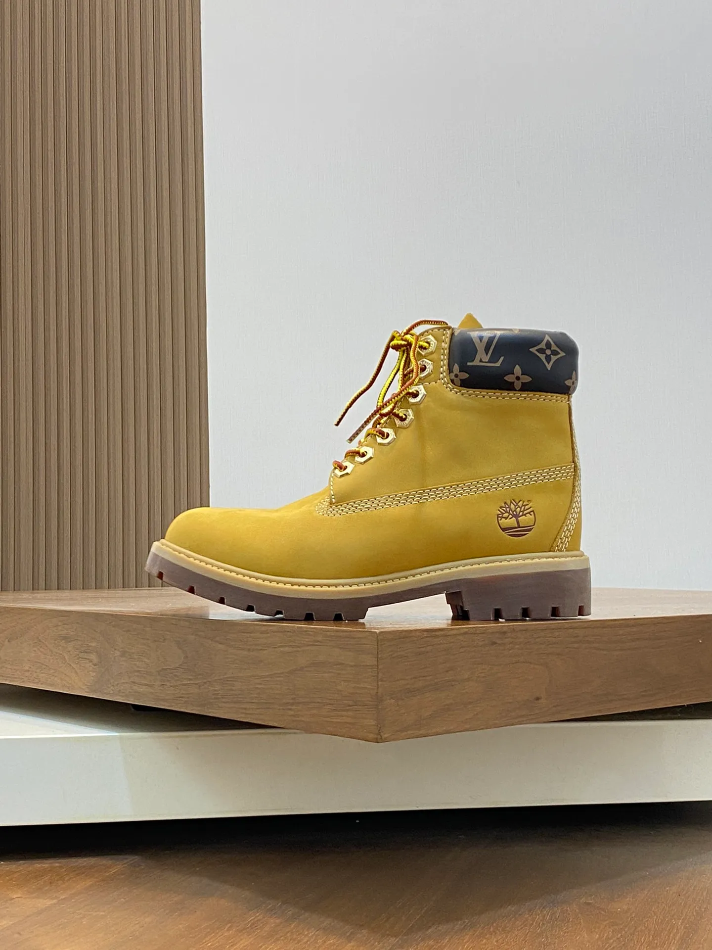 Men's shoes 💰💰760 Loui* Vuitto* x Timberlan* co-branded presbyopic rhubarb boots, ankle boots, short boots, LV x Timberland ankle boots are made of Monogram embossed waterproof nubuck cow leather, relying on the brand's exquisite craftsmanship to carefully reshape the classic Timberland 6-inch boot shape in Italy, making an eye-catching appearance in American workwear style. Created by Pharrell Williams Men's Fall/Winter 2024 show. The Monogram embossed tongue, original Timberland laces and outsole are exquisite details, the leather label expresses the cooperation logo, and the delivery counter is exquisitely packaged! ▪️Size: Women's 35-40 (customized in 40) ▪️Size: Men's 39-46 (45/46 customized)